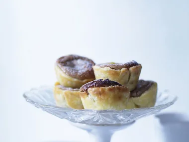 Milk chocolate custard tarts