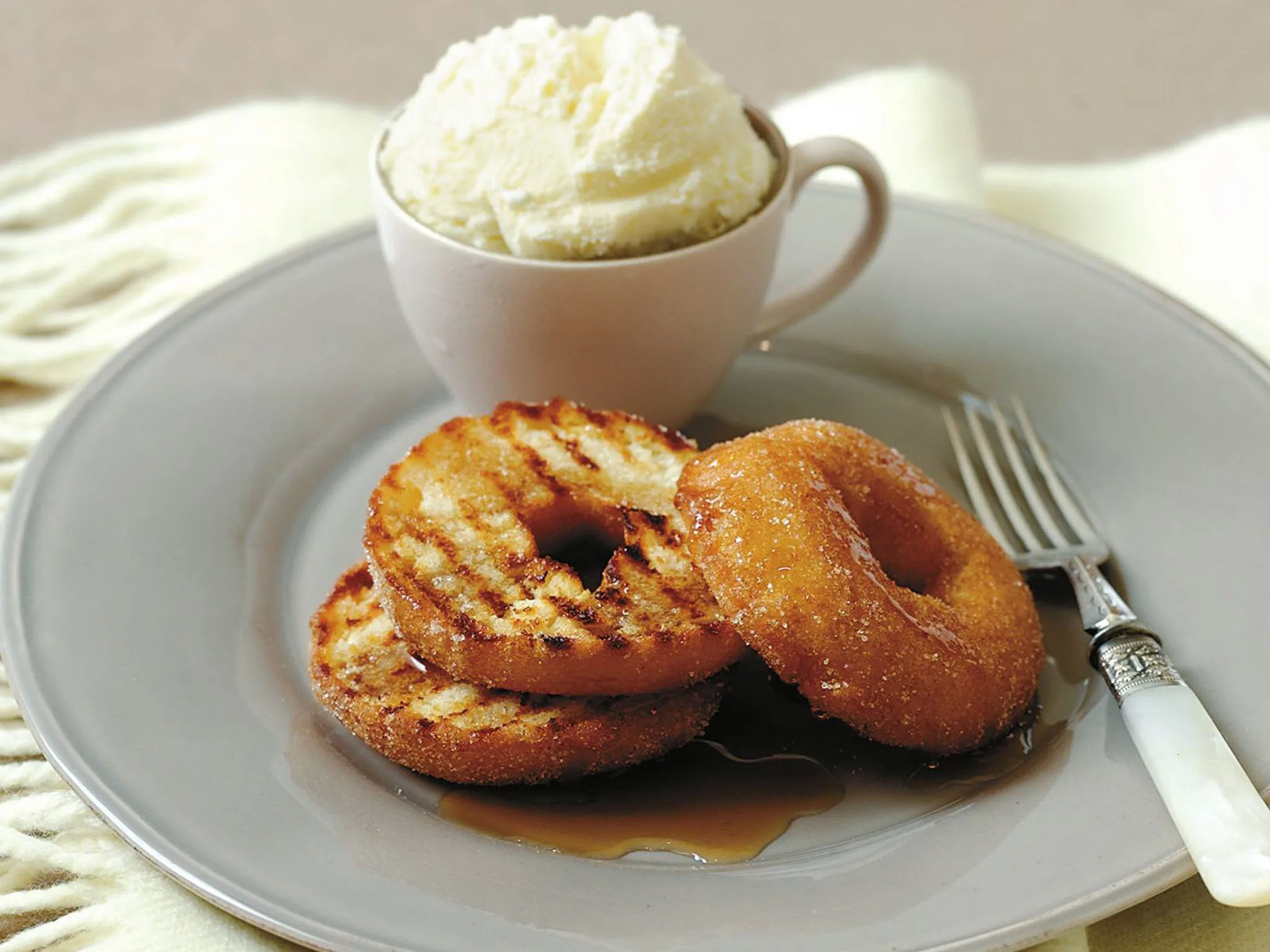 Grilled cinnamon doughnuts with maple syrup