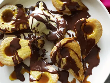 Baked pears with chocolate sauce