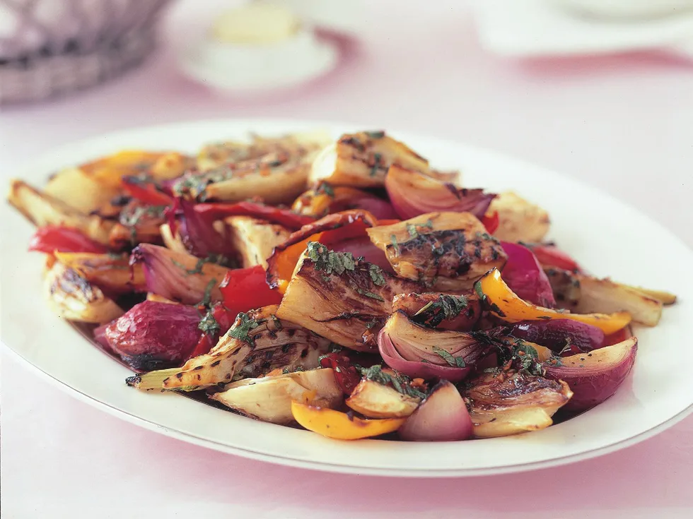 Grilled capsicum, fennel and red onion salad