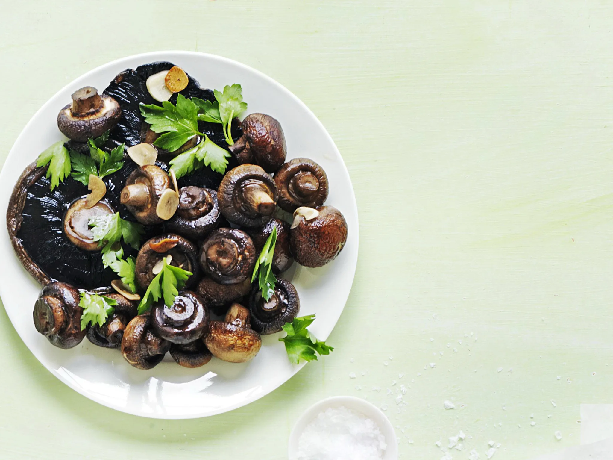 Mixed garlic mushrooms