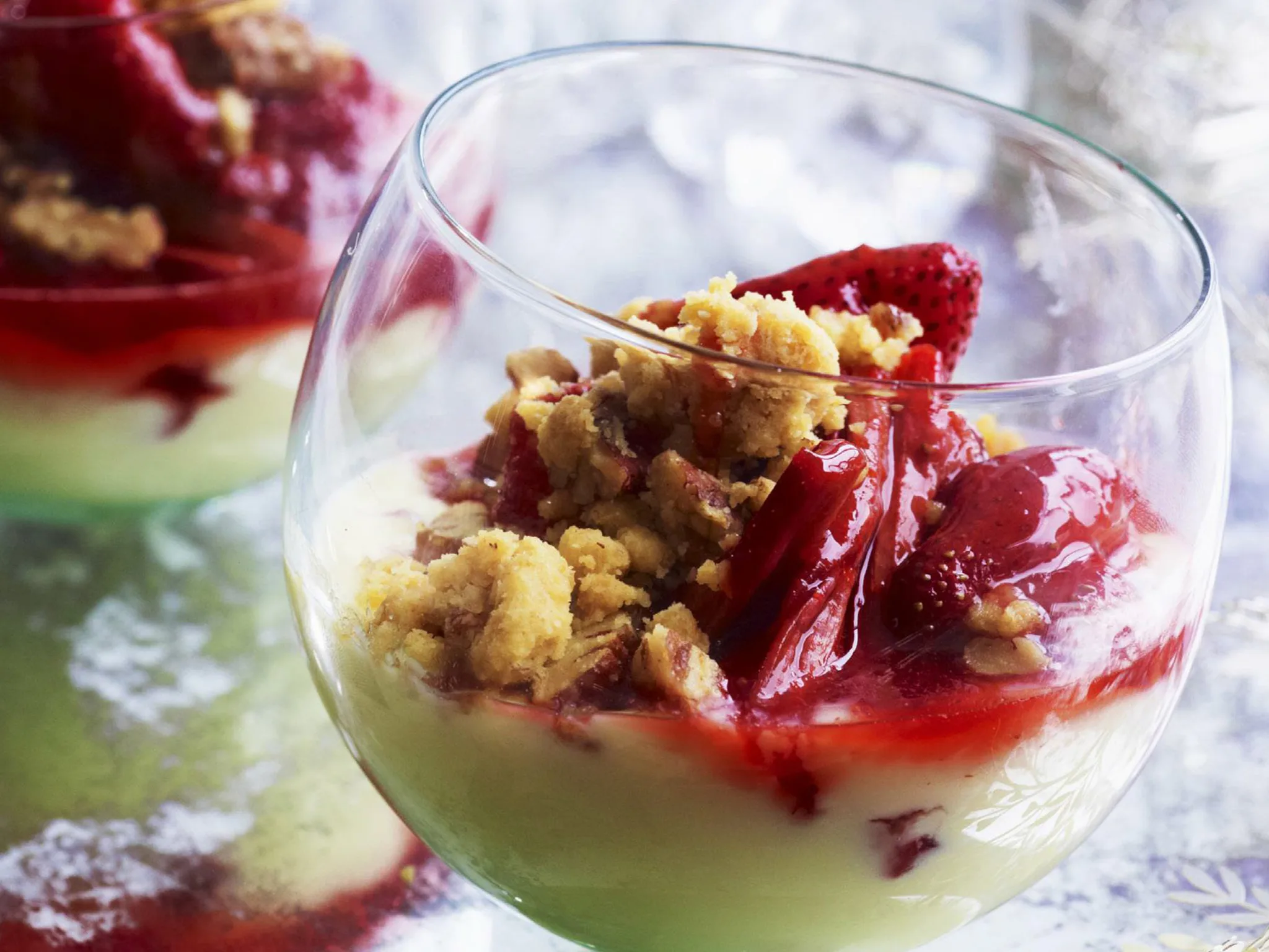 Rhubarb and strawberry crumble