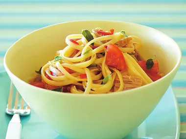 Spaghetti with tuna, chilli and fresh tomato