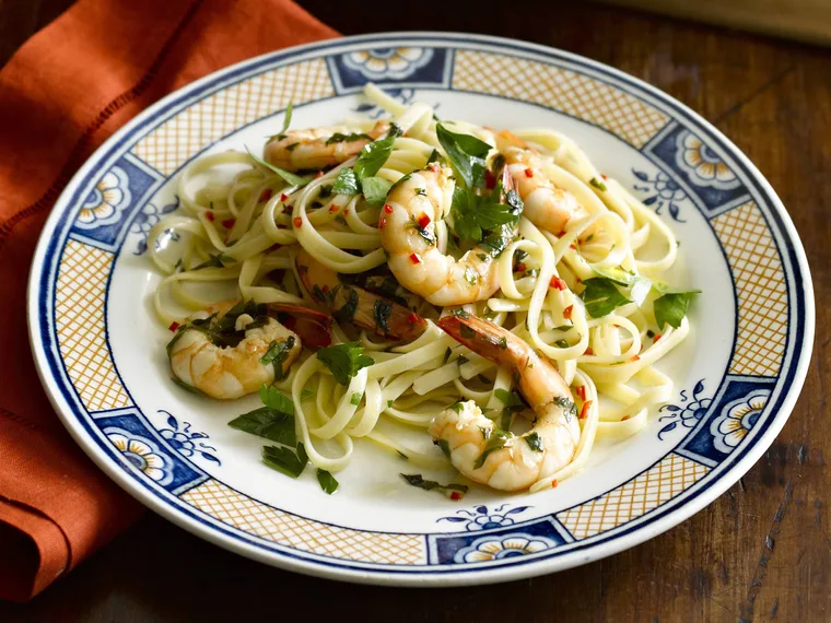 Spicy prawn linguine