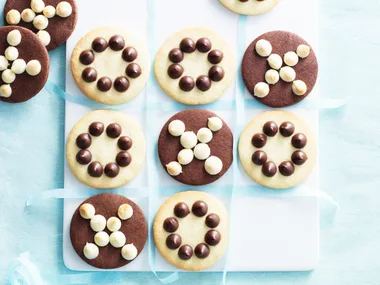 Choc-vanilla noughts and crosses