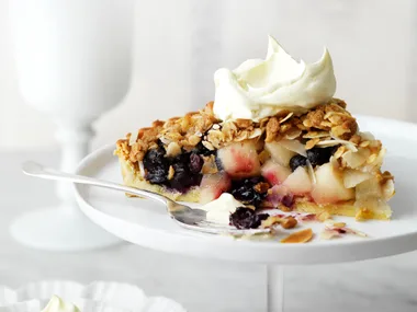 Blueberry apple crumble pie