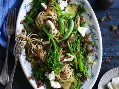 Wholemeal vegetable spaghetti with garlic crumbs