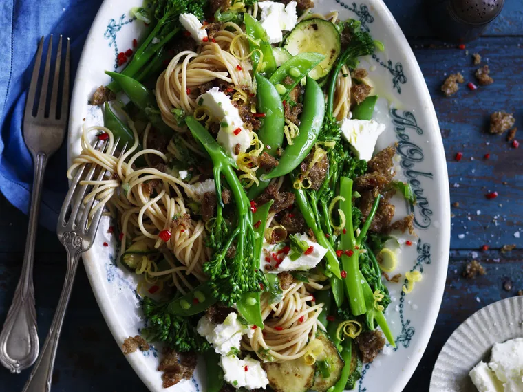 Wholemeal vegetable spaghetti with garlic crumbs