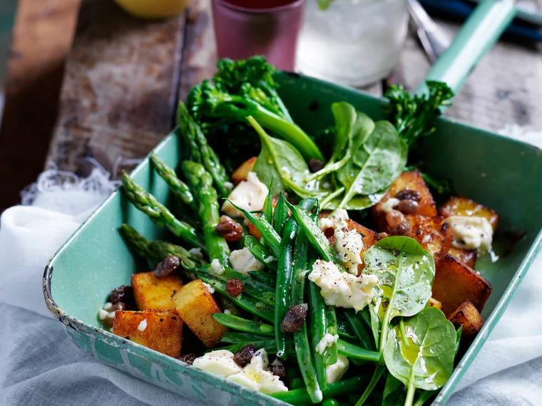 Supergreens salad with polenta croutons