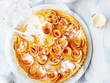 Apple and cardamom tart