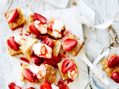 Honey slice with roasted strawberries