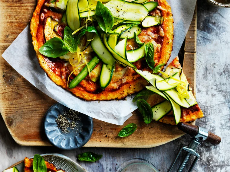 Cauliflower &lsquo;pizza&rsquo; with mozzarella and zucchini