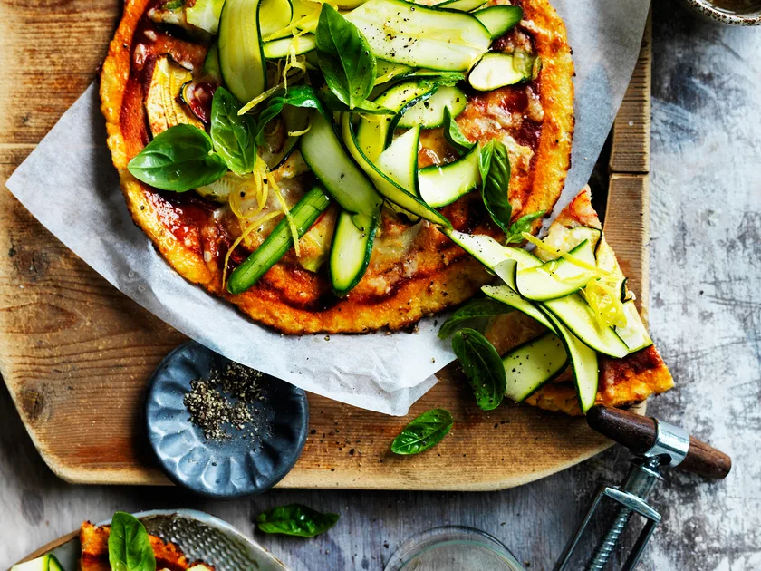 Cauliflower 'pizza' with mozzarella and zucchini
