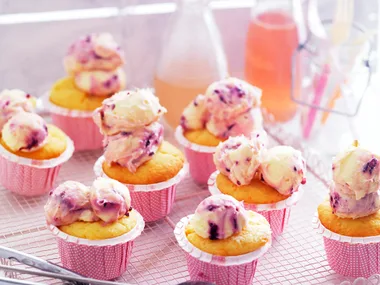Blackberry swirl lemonade cupcakes