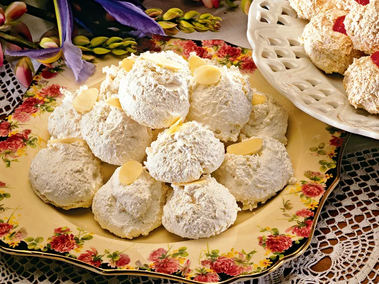 Almond macaroons