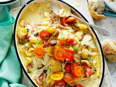 Baked pasta with ham, blue cheese and fennel