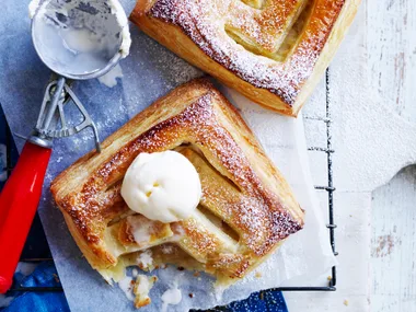 Apple and cinnamon hand pies