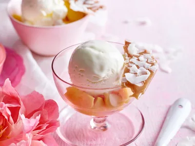 Frozen yoghurt with coconut brittle