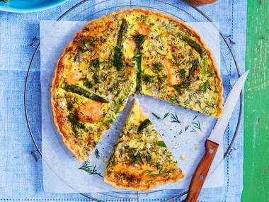 Smoked salmon and asparagus quiche
