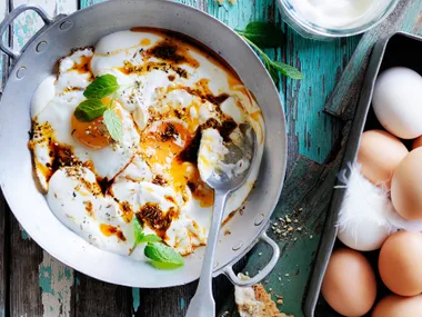 Fried eggs and spiced yoghurt sauce