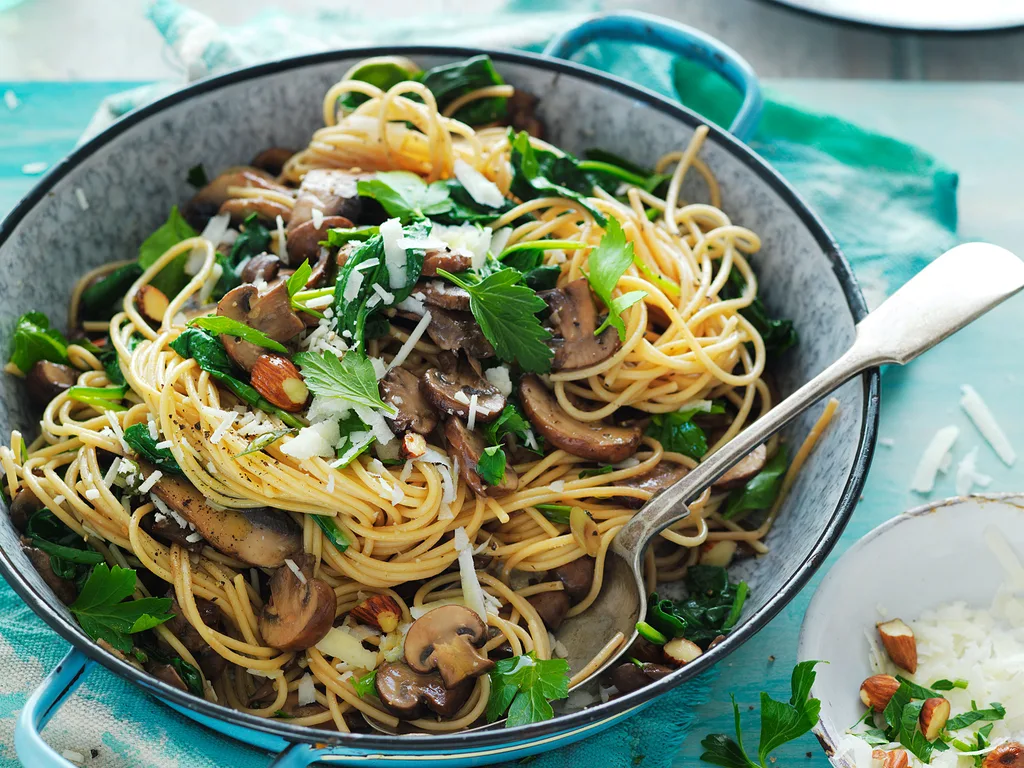 Pasta with spinach, mushrooms & almonds