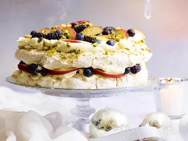 Pistachio meringue with white peaches and berries