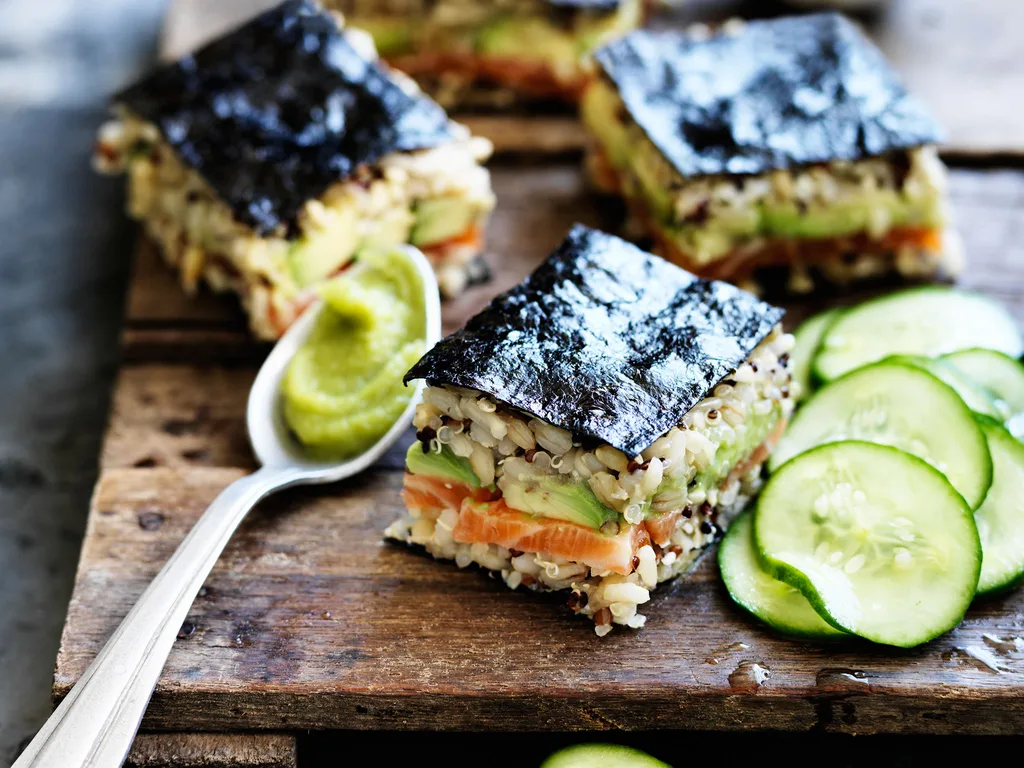 Spicy salmon mixed-grain sushi