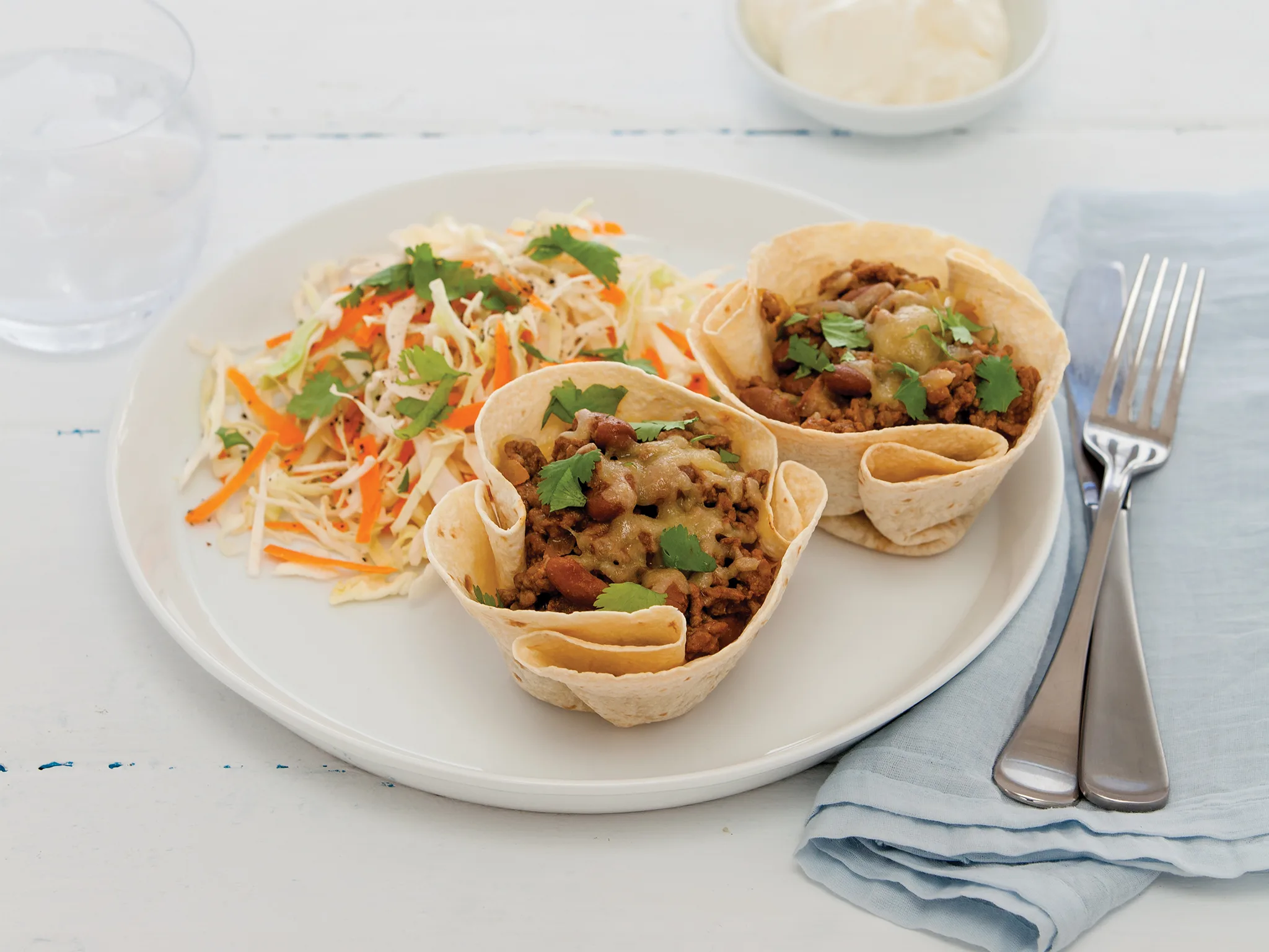 Tortilla cups with spicy beef