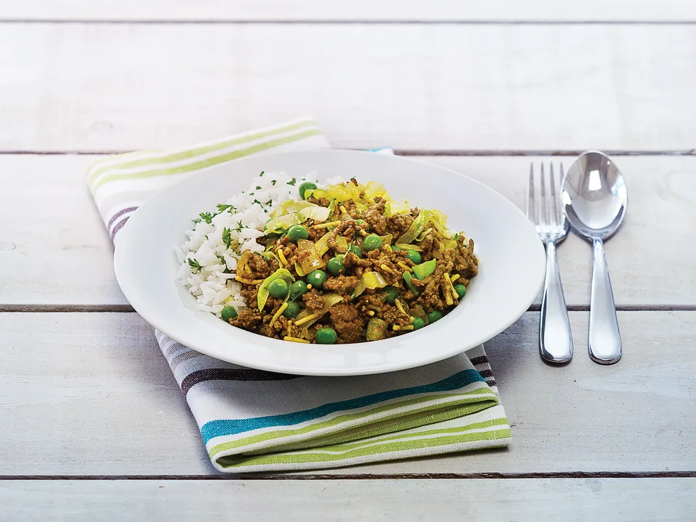 Curried mince with cabbage and rice