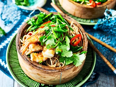 prawn and soba noodles in a steamer basket