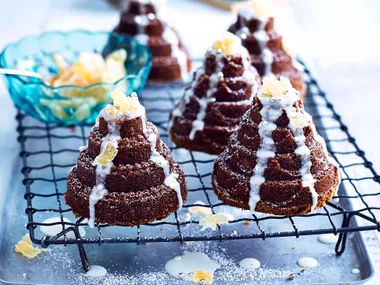 Little ginger cakes with lemon drizzle