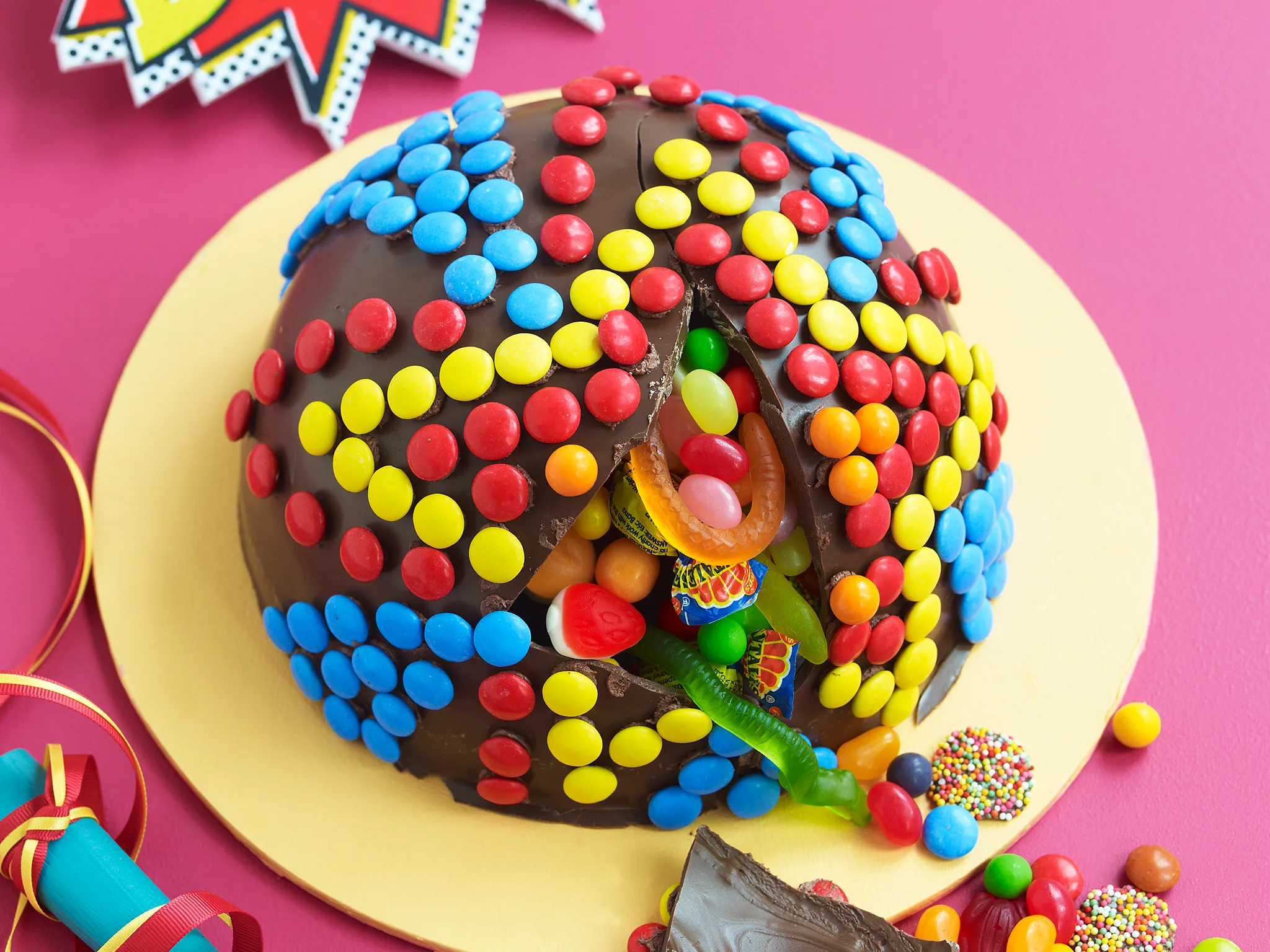 Piñata smash cake