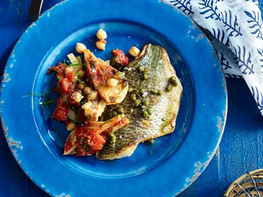 Pan-fried bream with fennel and chickpea bake