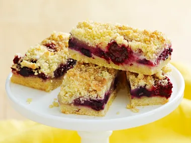 Apple berry crumble slice