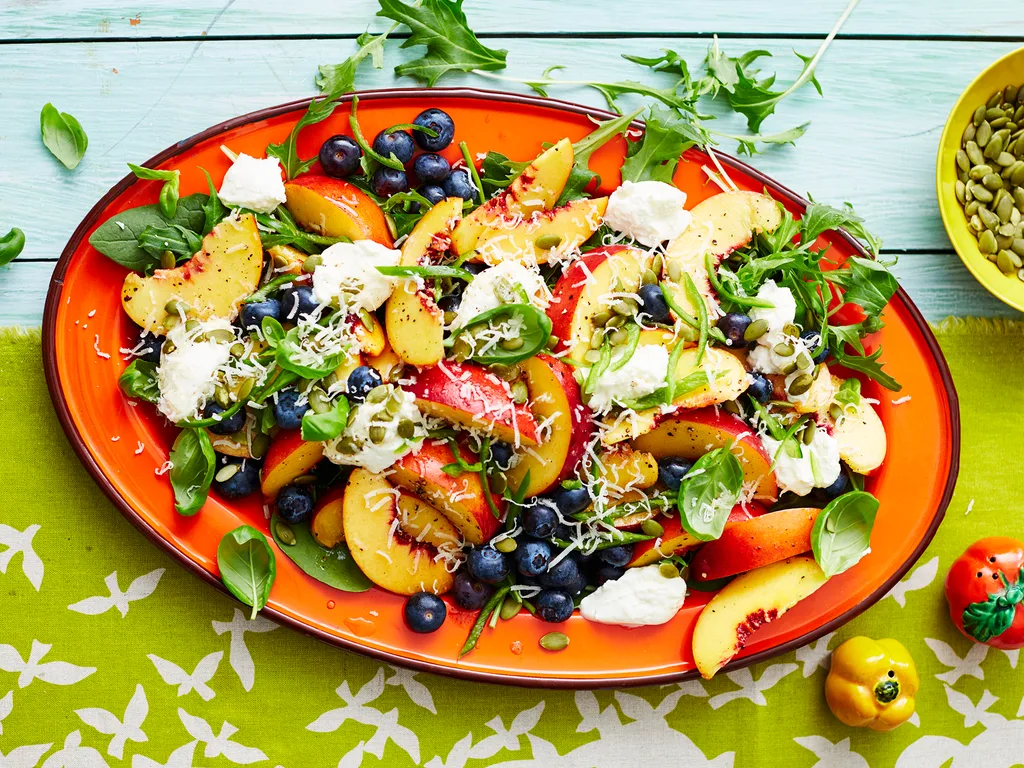 blueberry peach spinach salad