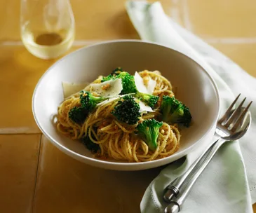 Broccoli and garlic breadcrumb spaghetti