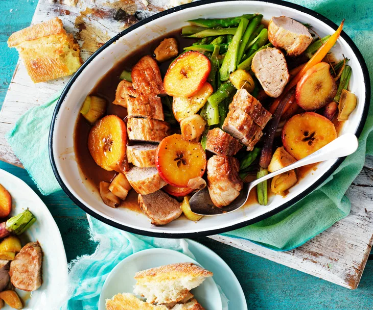 Pork fillet with apple and leek