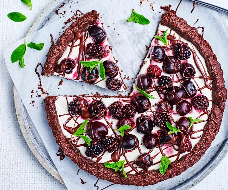Fruits of the forest cookie &lsquo;pizza&rsquo;