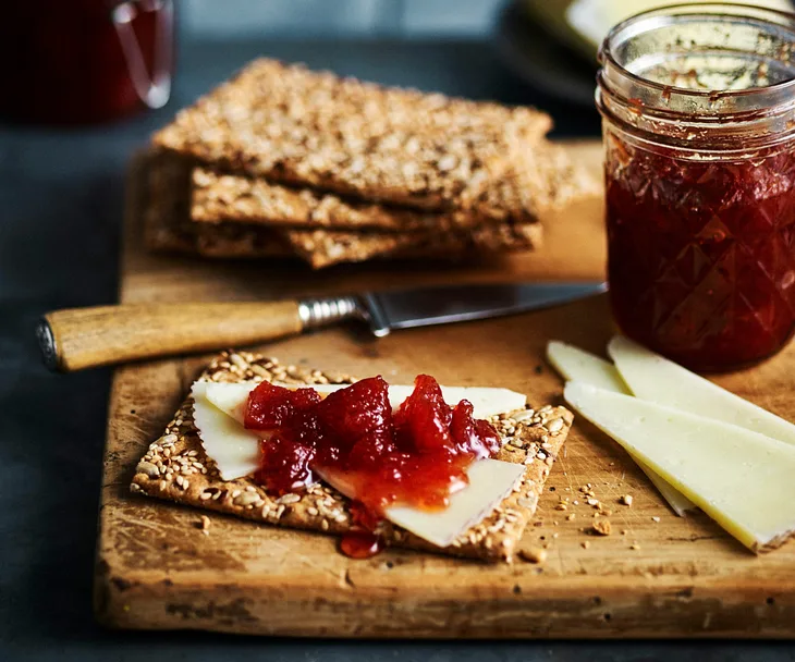 Chunky quince, ros&egrave; and vanilla preserve