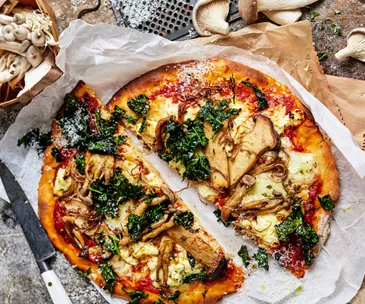 Mushroom and three-cheese no knead pizza