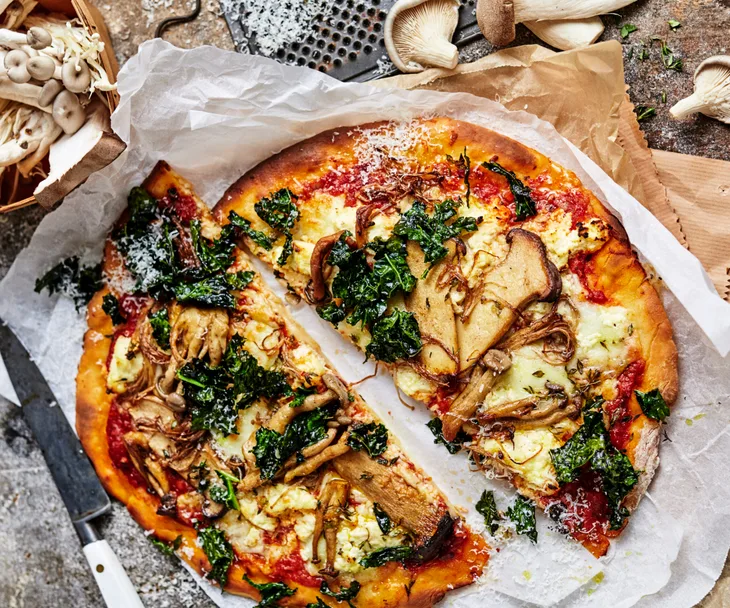 Mushroom and three-cheese no knead pizza