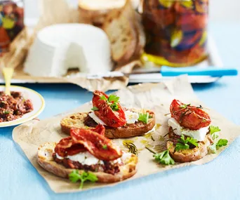 Bread crisps with confit tomatoes
