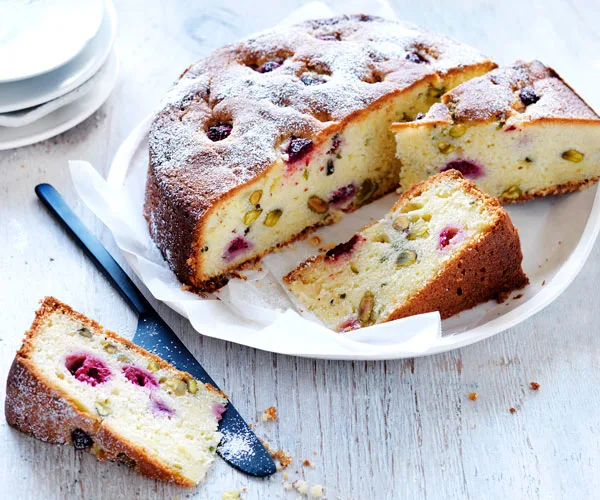 yoghurt cake with raspberries