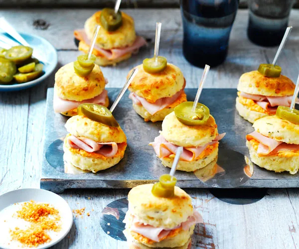 Mini capsicum, ham and jalapeño scones