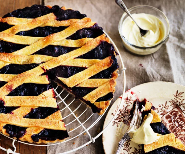 Black-and-blueberry pie