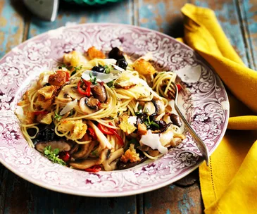 Spaghetti with mushrooms and breadcrumbs