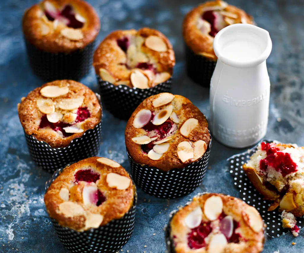 Almond berry sugar cakes