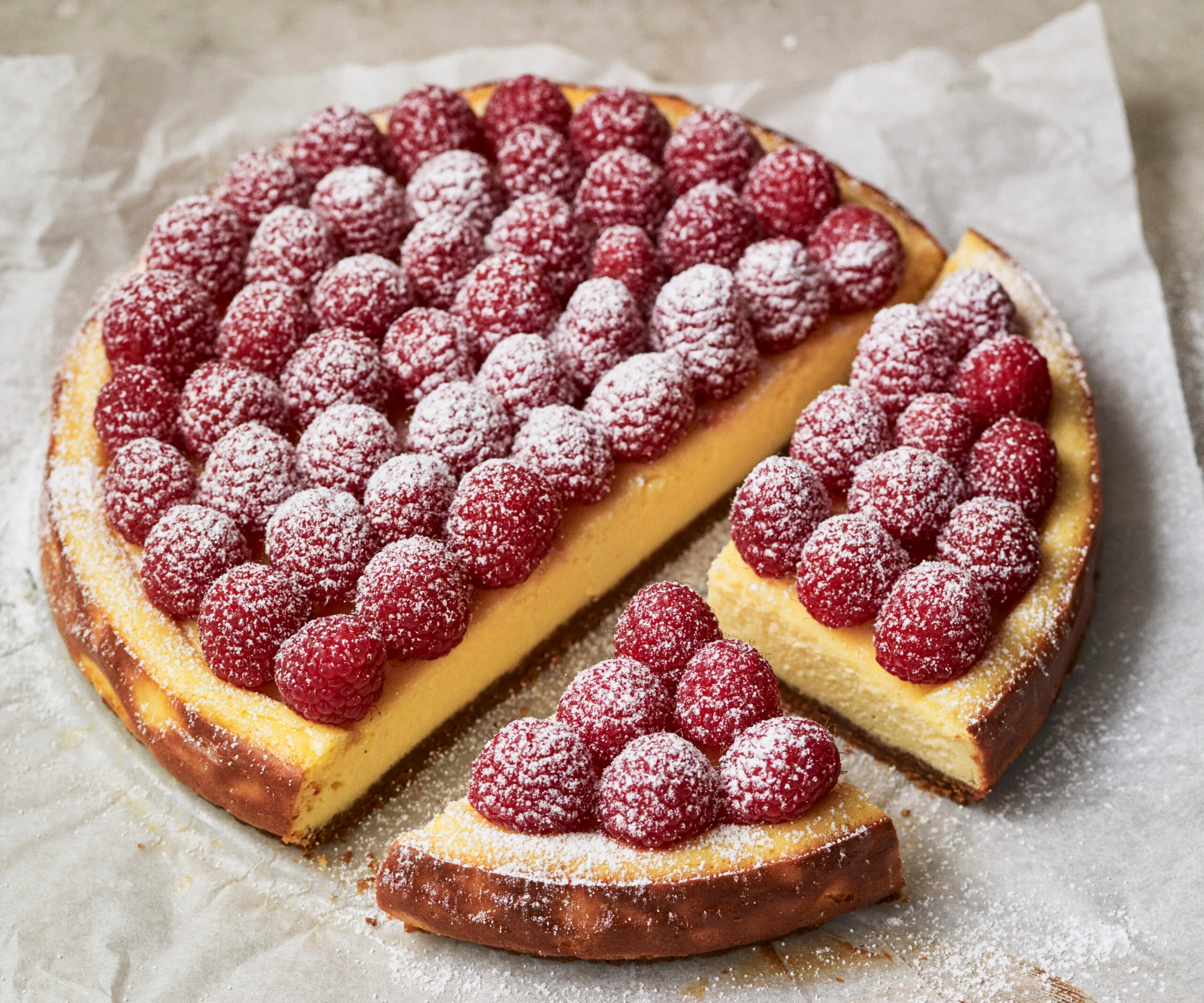 Flourless cakes - a gluten-free baked cheesecake with raspberries