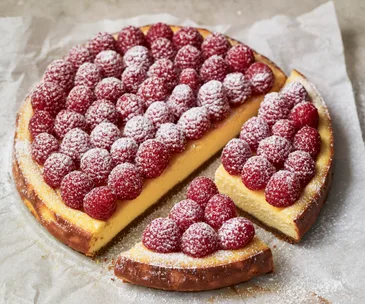 Flourless cakes - a gluten-free baked cheesecake with raspberries
