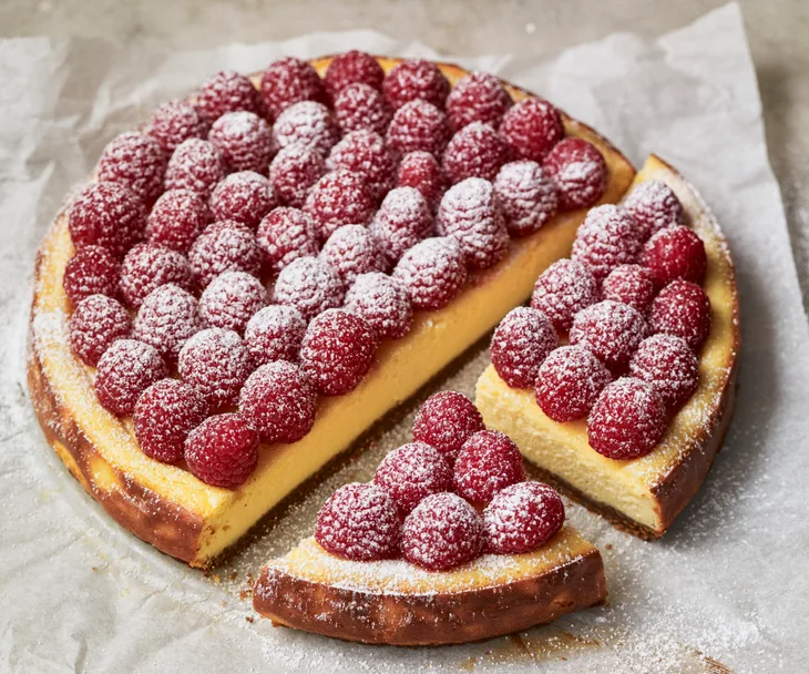 Flourless cakes - a gluten-free baked cheesecake with raspberries